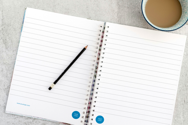 Scopri il nostro template di quaderno a spirale A5 con pagine rigate, perfetto per prendere appunti, pianificare e organizzare la tua giornata. Il formato A5 compatto è ideale per studenti, professionisti e creativi che cercano una soluzione pratica. Utilizza questo template personalizzabile per creare quaderni a spirale professionali e personalizzati.