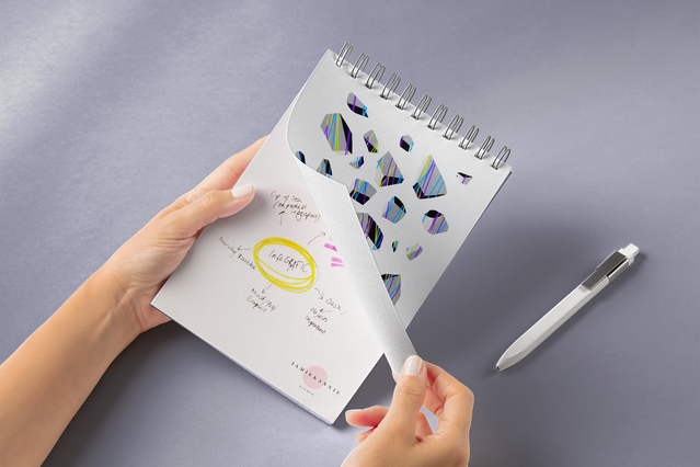 Questo quaderno professionale con rilegatura a spirale metallica offre pagine bianche completamente personalizzabili con il tuo logo aziendale. L'immagine mostra un esempio di design con motivi astratti e elementi di branding. Ideale per regali aziendali, gadget da ufficio e quaderni per appunti personalizzati.