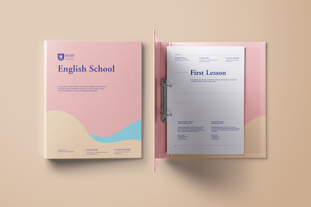 Un raccoglitore ad anelli personalizzato titolato 'English School' con copertina rosa a motivo onde, mostrato aperto con un documento 'First Lesson' all'interno degli anelli metallici. Sprint24 stampa raccoglitori ad anelli personalizzati cartonati con 2 o 4 anelli in 6 formati standard — ideali per materiale didattico, manuali scolastici e cancelleria d'ufficio coordinata.