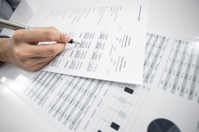 Schede di presentazione stampate professionalmente con dati tabulari organizzati e informazioni strutturate. Soluzione ideale per sintetizzare informazioni complesse in fogli di riferimento esaustivi per uso professionale e amministrativo.