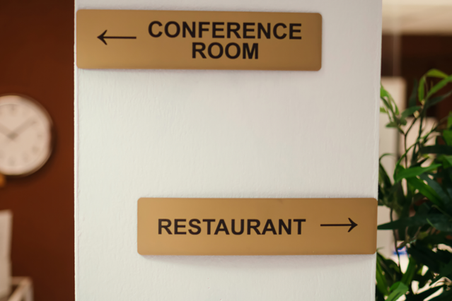 Segnaletica Aziendale: Stampa Online Personalizzata: La segnaletica aziendale è un elemento chiave per la comunicazione interna. Fornisce informazioni cruciali per il funzionamento quotidiano dell'azienda, facili…