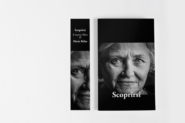 Una copertina di libro nera e un segnalibro coordinato, entrambi con il ritratto di una donna anziana e il titolo 'Scoprirsi il nuovo libro di Maria Ridse'. Sprint24 stampa segnalibri personalizzati coordinati con le copertine dei libri — perfetti per editori, librerie e campagne di lancio editoriale.