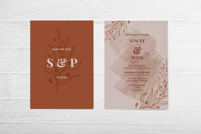 Due eleganti inviti matrimonio — copertina terracotta con motivi botanici dorati 'S&P Save the Date' e programma cipria con decori floreali su superficie in legno. Sprint24 stampa inviti ricevimento personalizzati su carte pregiate, ideali per coppie che cercano partecipazioni raffinate con dettagli nature.