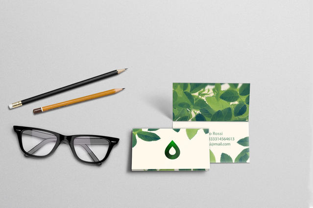 Biglietti da visita pieghevoli con disegni botanici verdi, perfetti per medici, studi medici e professionisti. Ogni biglietto offre il doppio dello spazio grazie alla piega, ideale per appuntamenti e programmi di fedeltà. Stampa online personalizzabile alle esigenze e ai colori della tua azienda.