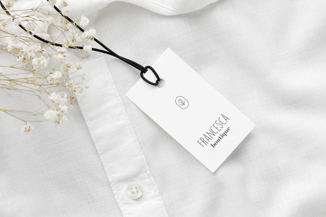 Etichetta vino rettangolare bianca personalizzata con cordino nero, progettata per essere applicata a bottiglie di vino o prodotti al dettaglio. Stampata su misura con il tuo design, logo e testo per il branding professionale. Etichette di alta qualità da Sprint24 a prezzi convenienti.