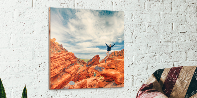 Straordinario paesaggio desertico caratterizzato da formazioni rocciose arancioni vibranti e un ampio cielo azzurro. Stampato professionalmente su legno premium utilizzando la tecnologia di stampa fotografica Kodak, questa splendida immagine crea un affascinante effetto d'arte murale 3D che aggiunge profondità dimensionale a qualsiasi spazio. Perfetto per aggiungere sofisticazione moderna ed este…