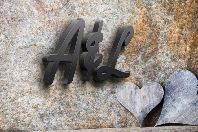 Iniziali 3D metalliche per inviti e decorazioni matrimonio. Design lettere in rilievo per personalizzazione sofisticata.