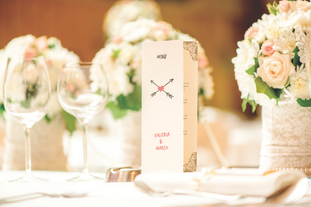 Questo elegante menu matrimonio presenta un design minimalista e sofisticato, perfetto per ricevimenti nuziali formali e servizi ristorante di lusso. L'estetica raffinata si abbina a qualsiasi tema di nozze e crea un'esperienza indimenticabile per i tuoi ospiti. Personalizza questo modello di menu matrimonio con il servizio di stampa online di Sprint24.