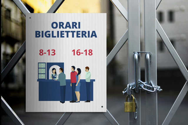 Pannello rigido polionda montato su un telaio metallico esterno, che visualizza gli orari della biglietteria (8-13, 16-18). Questo segnale in polipropilene alveolare leggero esemplifica la versatilità pratica dei pannelli polionda per la segnaletica commerciale, le indicazioni e l'informazione ai visitatori. Soluzione pronta e di grande impatto per ambienti commerciali.