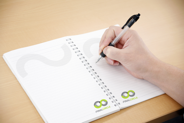 Quaderno con spirale metallica con pagine bianche rigate per ufficio e azienda. Ideale per branding personalizzato e gadget aziendali. Perfetto per riunioni, appunti, campagne promozionali.