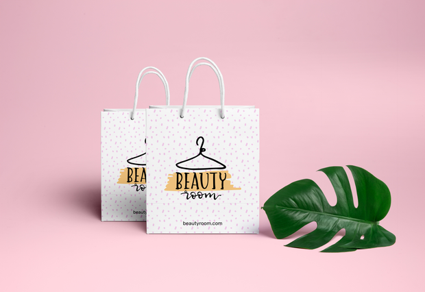 Shopper eleganti in carta bianca con manici in corda e design minimalista di gruccia. Plastificate con veniciatura UV, queste buste sono perfette per boutique di abbigliamento, negozi di moda e rivenditori di bellezza. Personalizza i tuoi shopper con il tuo branding esclusivo.