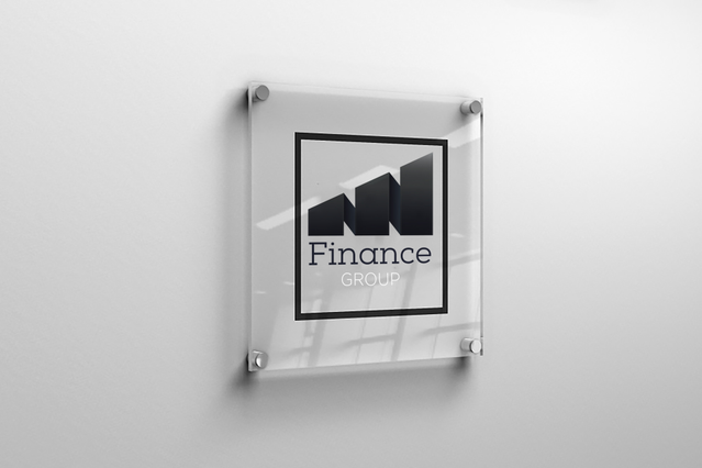 Targa plexiglass trasparente con logo personalizzato, montata a parete con distanziali metallici che valorizzano la trasparenza del materiale. Progettata con stampa bianca per il massimo contrasto cromatico sul plexiglas traslucido. Segnaletica professionale ideale per uffici e identificazione aziendale.