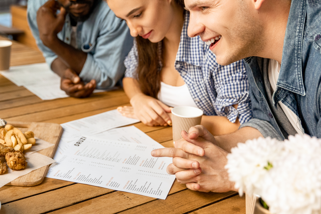 Collabora con il tuo team per progettare e rivedere menu stampati personalizzati che riflettono il brand unico del tuo ristorante. La stampa menu online di Sprint24 trasforma la tua visione creativa in menu professionali di alta qualità con ordinazione trasparente e personalizzazione illimitata. Crea esperienze culinarie memorabili con menu stampati che impressionano i tuoi clienti.