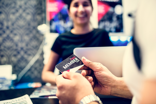 Le tessere associative personalizzate stabiliscono l'identità dei membri e la credibilità dell'organizzazione. Il servizio di stampa tessere associative di Sprint24 offre carte professionali e durevoli, perfette per associazioni, club e organizzazioni basate sull'adesione. Progetta e ordina le tue tessere associative personalizzate online con il nostro configuratore intuitivo—stampa conveniente c…