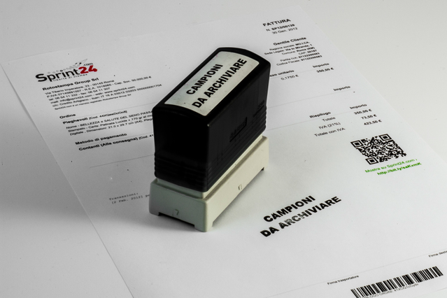 Timbro autoinchiostrante professionale con alloggiamento nero e impronta personalizzabile per corrispondenza aziendale e identità d'azienda. Produce impronte nitide e coerenti su intestazioni, documenti e materiali commerciali. Essenziale per studi professionali, agenzie e professionisti che necessitano di affidabili timbri da scrivania per l'uso quotidiano.