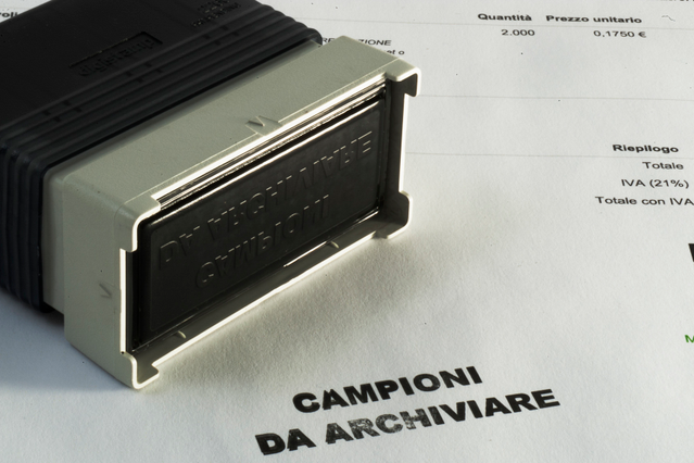 Un timbro aziendale in gomma con cornice in metallo robusto, perfetto per marcare documenti, ricevute e materiali di archivio. I timbri aziendali personalizzati garantiscono un branding coerente e professionale su tutti i tuoi documenti. Disponibile per la stampa online veloce con opzioni di personalizzazione complete.