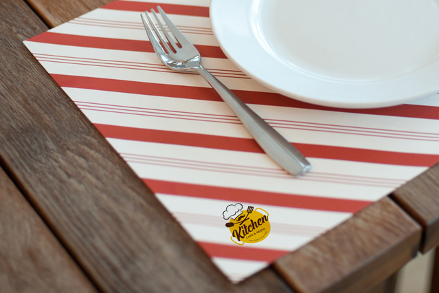 Migliora l'esperienza culinaria con tovagliette americane personalizzate con disegni a righe rosso e bianco. Stampa online tovagliette di alta qualità e durevoli personalizzate con il tuo marchio o design unico per ristoranti, eventi o intrattenimento domestico. Sprint24 offre tovagliette personalizzate affidabili che combinano stile e qualità di stampa premium.