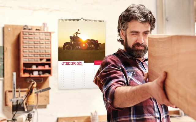 Trasforma il tuo ufficio a casa o lo spazio di lavoro con un calendario personalizzato da parete con le tue foto e i tuoi design. Questo calendario personalizzato di alta qualità e durevole ti mantiene organizzato aggiungendo uno stile personale a qualsiasi stanza. Perfetto per uffici a casa, camere da letto o spazi professionali che hanno bisogno sia di funzionalità che di fascino visivo.