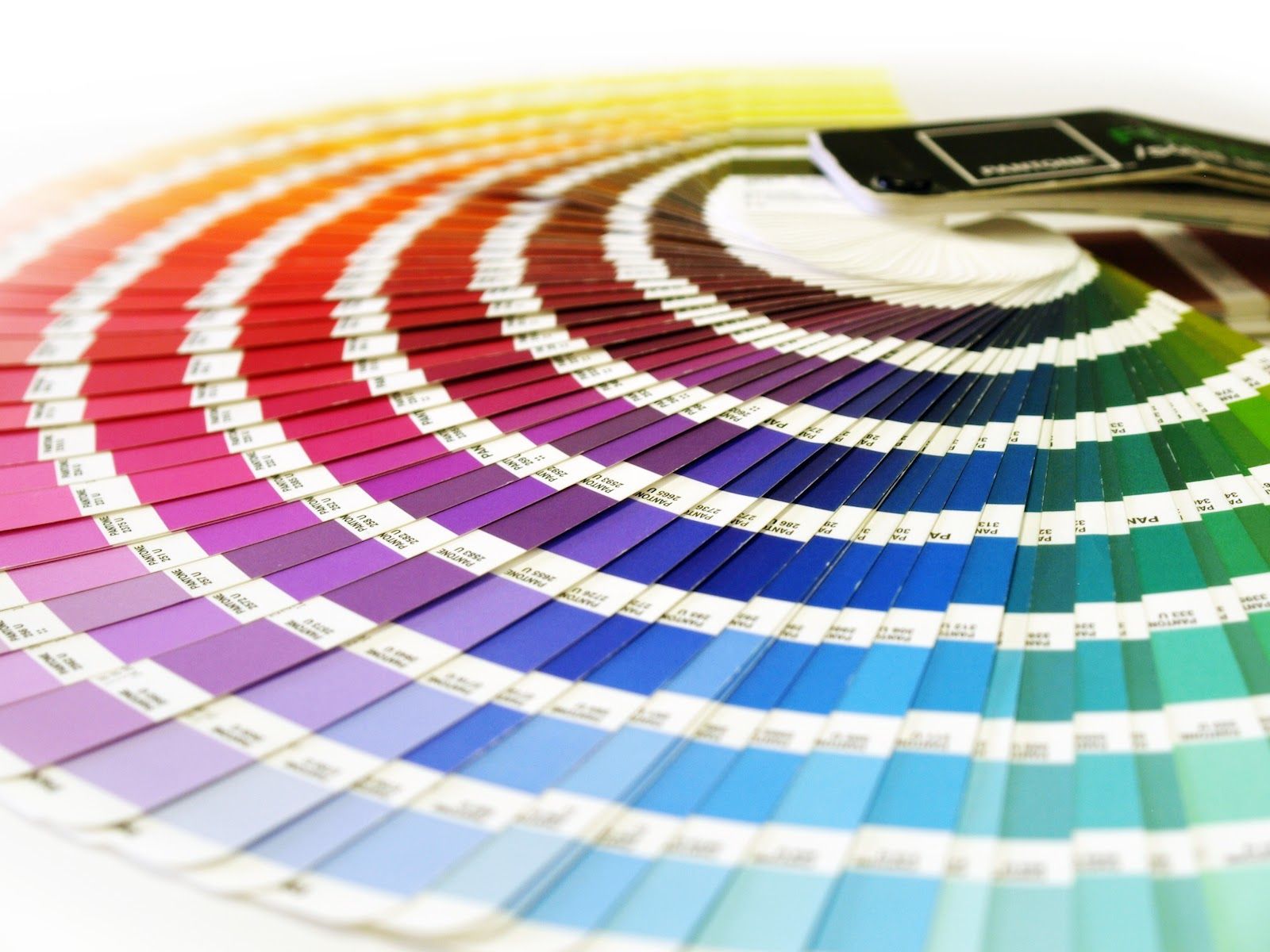 Pantone: Per i non addetti ai lavori l’invasione di prodotti e gadget brandizzati Pantone con la sua erre cerchiata di marchio registrato ben in evidenza, dev… Pantone: Per i non addetti ai lavori l’invasione di prodotti e gadget brandizzati Pantone con la sua erre cerchiata di marchio registrato ben in evidenza, dev…