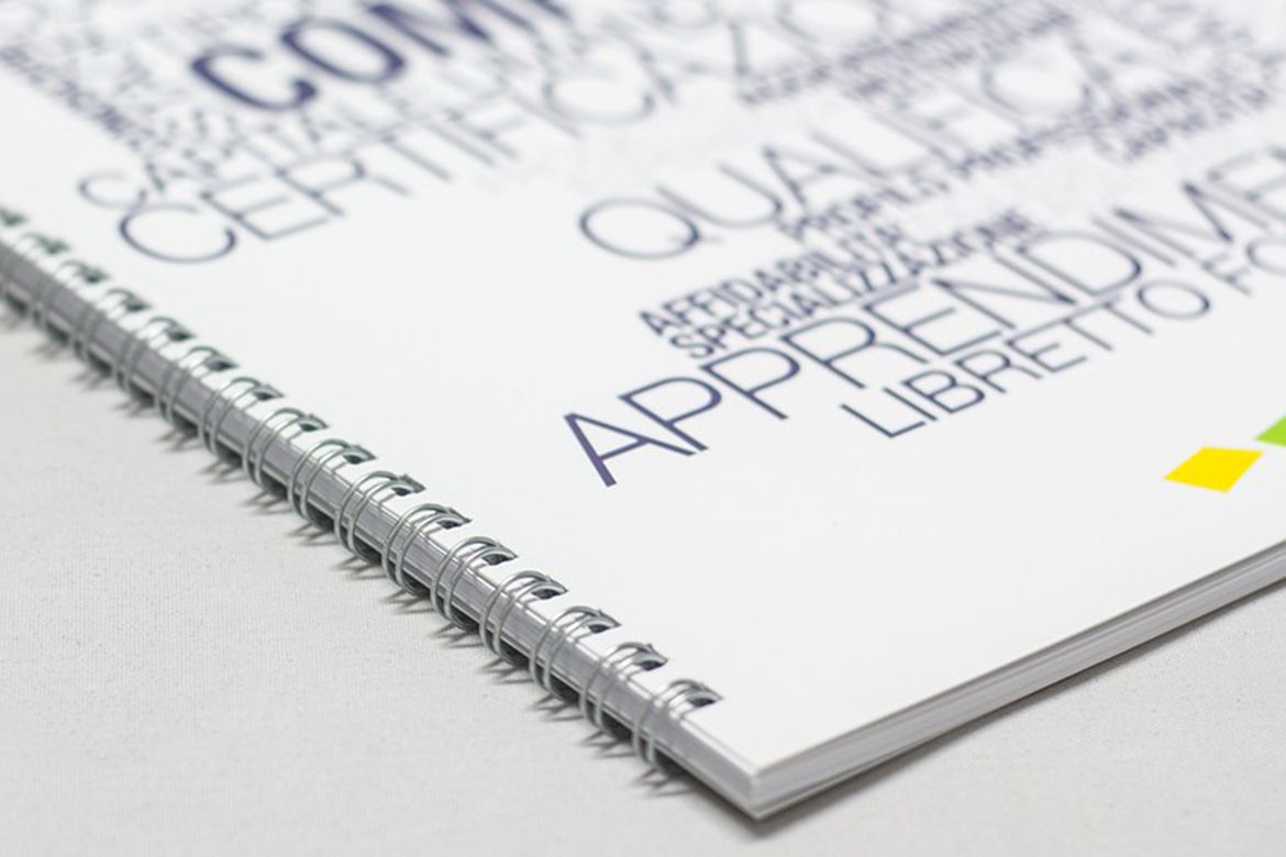 Stampa quaderni a spirale personalizzati: Se vuoi farti un regalo o un pensiero per qualcuno a cui piace scrivere, i quaderni a spirale personalizzati sono una valida idea. Ecco come realizzarli su Sprint24. Stampa quaderni a spirale personalizzati: Se vuoi farti un regalo o un pensiero per qualcuno a cui piace scrivere, i quaderni a spirale personalizzati sono una valida idea. Ecco come realizzarli su Sprint24.