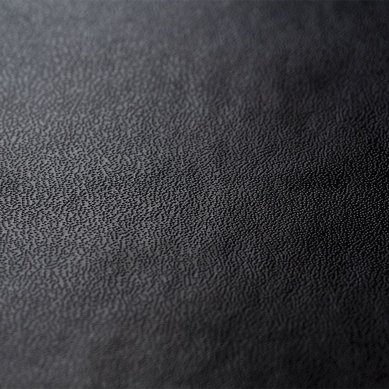 Copertina rigida in pelle nera: Copertina realizzata in similpelle nera (Skinplast: spalmato in pvc e cartoncino) e anima in cartone rigido.
