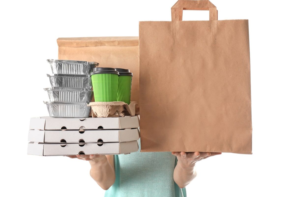 Packaging food delivery: come personalizzarlo con gli adesivi giusti: Vuoi garantire ai tuoi clienti un servizio di consegna a domicilio? Scopri tutti i prodotti del packaging food delivery su Adesivi Personalizzati.