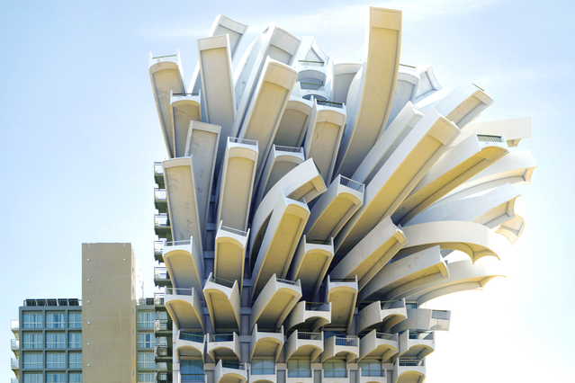 Inception: Extreme makeover building edition
Fotografia e grafica 3D si fondono in queste figure architettoniche paradossali.

Edifici che si piegano, strutture…